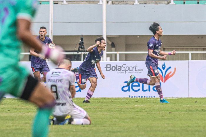 Dua pemain Persita Tangerang, Alex Goncalves (kiri) dan Rifky Dwi Septiawan (tengah), ikut selebrasi Edo Febriansyah (kanan), seusai mencetak gol dalam laga pekan keempat Liga 1 2021 di Stadion Pakansari, Bogor, Jawa Barat, 24 September 2021.