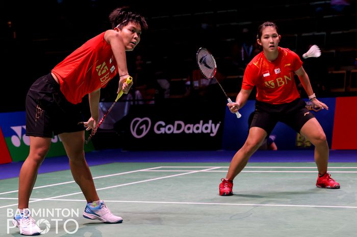 Pasangan ganda putri Indonesia, Ribka Sugiarto/Siti Fadia Silva Ramadhanti (kiri) tampil pada partai keempat Sudirman Cup 2021 di Energia Areena, Vantaa, Finlandia, Minggu (26/9/2021).