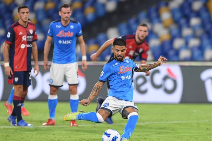 Lorenzo Insigne mengambil tendangan penalti dalam kemenangan Napoli atas Cagliari pada pekan keenam Liga Italia 2021-2022.