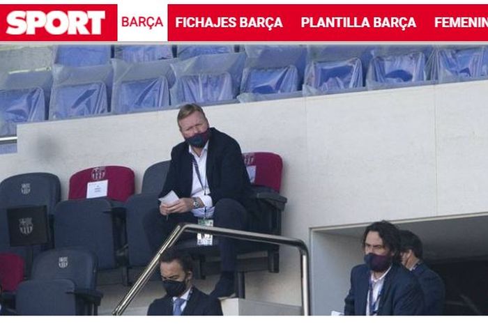 Pelatih Barcelona, Ronald Koeman, memantau laga dari area terpisah di tribune stadion.