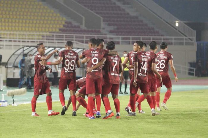 Para pemain Persis Solo merayakan gol Beto Goncalves pada laga kontra AHHA PS Pati, Minggu (26/9/2021).