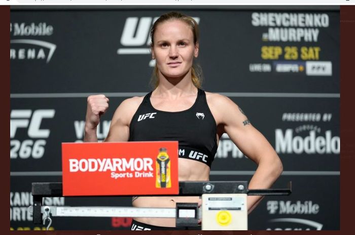 Juara kelas terbang UFC, Valentina Shevchenko, saat melakukan sesi timbang badan UFC 266.