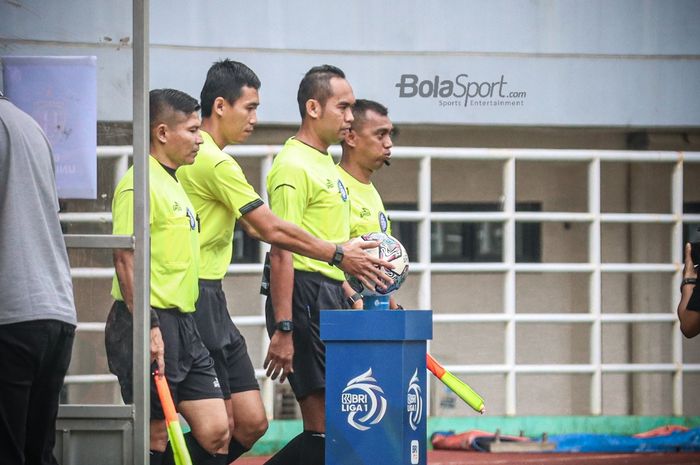 Ilustrasi wasit Liga 1 yang akan memimpin pertandingan. Dalam foto tak terdapat sosok Futoshi Nakamura yang akan memimpin pertandingan Persib vs Persik.