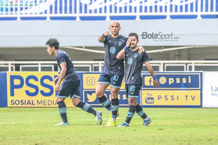 Striker Persela Lamongan, Ivan Carlos (tengah), sedang ikut merayakan gol rekannya, Gian Zola (kanan), dalam laga pekan kelima Liga 1 2021 di Stadion Pakansari, Bogor, Jawa Barat, 28 September 2021.