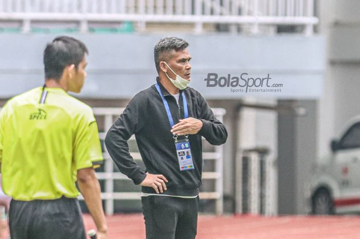 Pelatih Persiraja Banda Aceh, Hendri Susilo (kanan), sedang mengamati para pemainnya dalam laga pekan kelima Liga 1 2021 di Stadion Pakansari, Bogor, Jawa Barat, 28 September 2021.