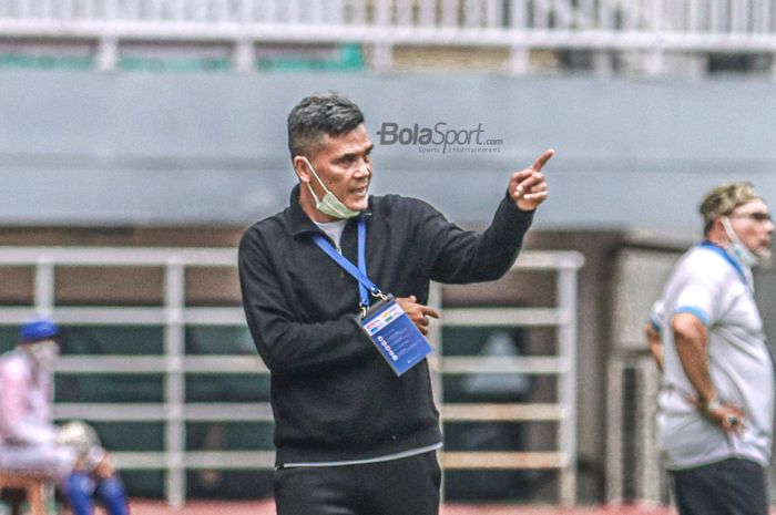 Pelatih Persiraja Banda Aceh, Hendri Susilo, sedang memberikan intruksi kepada para pemainnya dalam laga pekan kelima Liga 1 2021 di Stadion Pakansari, Bogor, Jawa Barat, 28 September 2021.