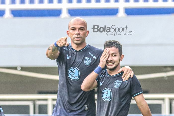 Striker Persela Lamongan, Ivan Carlos (kiri), ikut merayakan selebrasi rekannya, Gian Zola, seusai mencetak gol dalam laga pekan kelima Liga 1 2021 di Stadion Pakansari, Bogor, Jawa Barat, 28 September 2021.