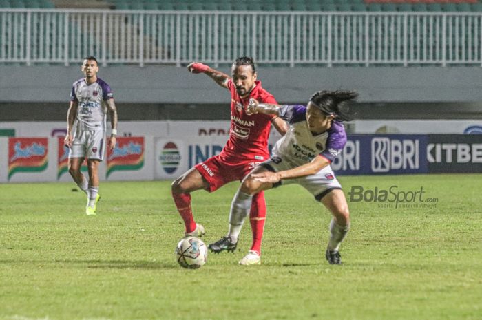 Gelandang Persita Tangerang, Bae Sin-yeong (kanan), sedang berebut bola dengan pemain Persija Jakarta, Rohit Chand (kiri), dalam laga pekan kelima Liga 1 2021 di Stadion Pakansari, Bogor, Jawa Barat, 28 September 2021.