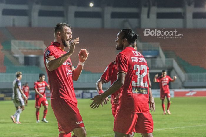 Striker Persija Jakarta, Marko Simic (kiri), nampak menghampiri rekannya, Rohit Chand (kanan), yang berhasil menciptakan gol dalam laga pekan kelima Liga 1 2021 di Stadion Pakansari, Bogor, Jawa Barat, 28 September 2021.