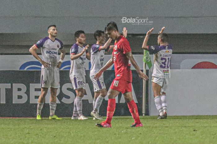 Para pemain Persita Tangerang merayakan golnya ke gawang Persija Jakarta dalam laga pekan kelima Liga 1 2021 di Stadion Pakansari, Bogor, Jawa Barat, 28 September 2021.