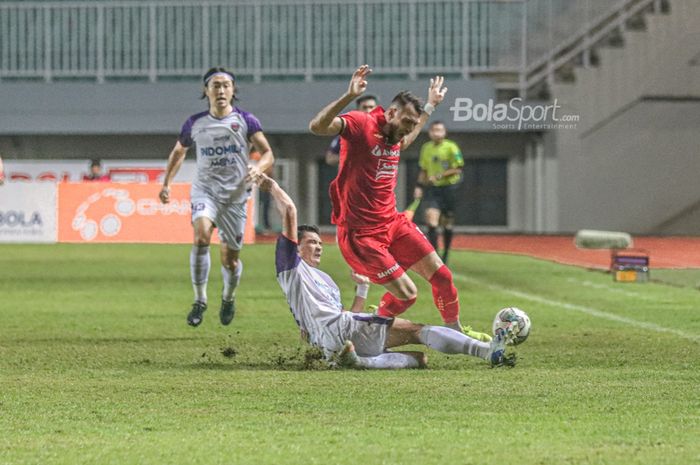 Bek Persita Tangerang, Syaeful Anwar, sedang menekel bola yang dikuasai striker Persija Jakarta, Marko Simic, dalam laga pekan kelima Liga 1 2021 di Stadion Pakansari, Bogor, Jawa Barat, 28 September 2021.