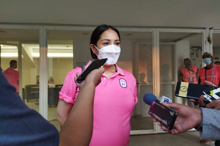 Istri Chairman RANS Cilegon FC, Nagita Slavina, di Stadion Madya, Senayan, Jakarta Pusat, Selasa (28/9/2021)