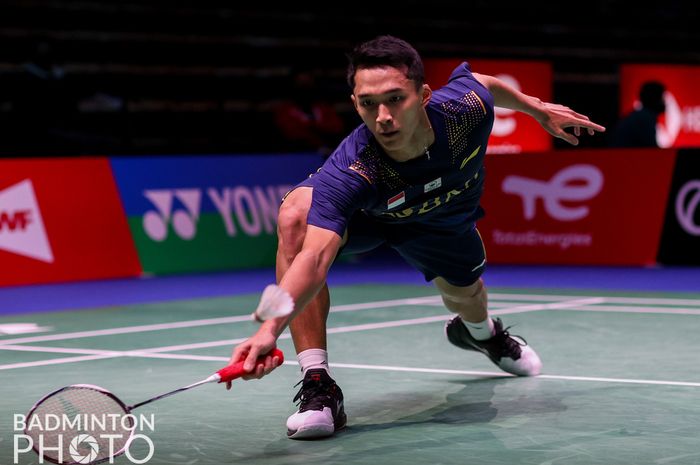 Potret pebulu tangkis tunggal putra Indonesia, Jonatan Christie, saat bertanding melawan wakil Kanada, Brian Yang, pada penyisihan Grup C Sudirman Cup 2021 di Energia Areena, Vantaa, Finlandia, Senin (27/9/2021).