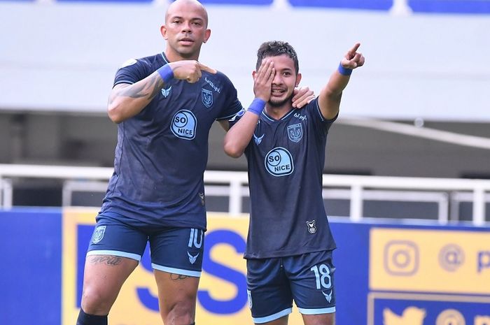 Selebrasi tutup mata gelandang Persela Lamongan, Gian Zola, usai mencetak gol ke gawang Persiraja pada pekan kelima Liga 1 2021.