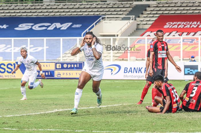 Striker Arema FC, Carlos Fortes (tengah), sedang melakukan selebrasi seusai mencetak gol dalam laga pekan kelima Liga 1 2021 di Stadion Madya, Senayan, Jakarta, 29 September 2021.