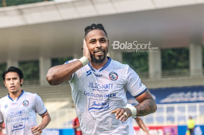 Selebrasi striker Arema FC, Carlos Fortes (kanan), seusai mencetak gol dalam laga pekan kelima Liga 1 2021 di Stadion Madya, Senayan, Jakarta, 29 September 2021.