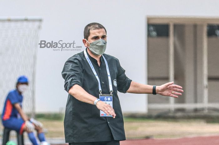 Pelatih Arema FC, Eduardo Almeida, sedang memberikan intruksi kepada para pemainnya dalam laga pekan kelima Liga 1 2021 di Stadion Madya, Senayan, Jakarta, 29 September 2021.