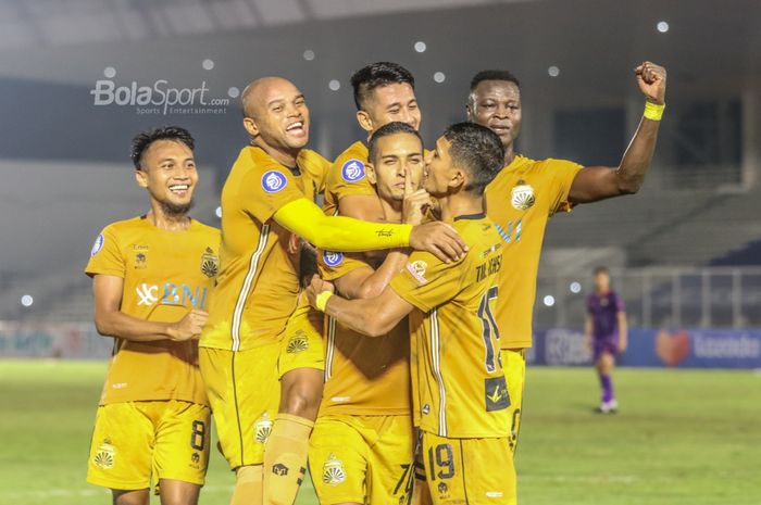 Muhammad Hargianto, Anderson Salles, Ezechiel N'Douassel, dan beberapa pemain Bhayangkara FC lainnya ikut merayakan gol rekannya, Renan Silva, Para pemain Bhayangkara FC, Putu Gede, Ezechiel N'Douassel, dan T.M Ichsan, ikut merayakan gol rekannya, Renan Silva, dalam laga pekan kelima Liga 1 2021 di 