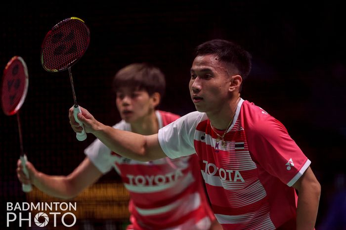 Pasangan ganda campuran Thailand, Dechapol Puavaranukroh/Sapsiree Taerattanachai, saat bertanding melawan Sai Praneeth B/Tanitha Crasto pada laga penyisihan Grup A Sudirman Cup 2021 di Energia Areena, Vanta, Finlandia, Minggu (26/9/2021).