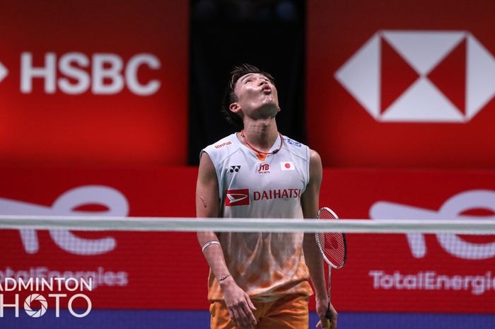 Pebulu tangkis tunggal putra Jepang, Kento Momota, bereaksi dalam pertandingan melawan wakil Inggris, Johnnie Torjussen, pada penyisihan Grup D Sudirman Cup 2021 di Energia Areena, Vantaa, Finlandia, Selasa (28/9/2021).