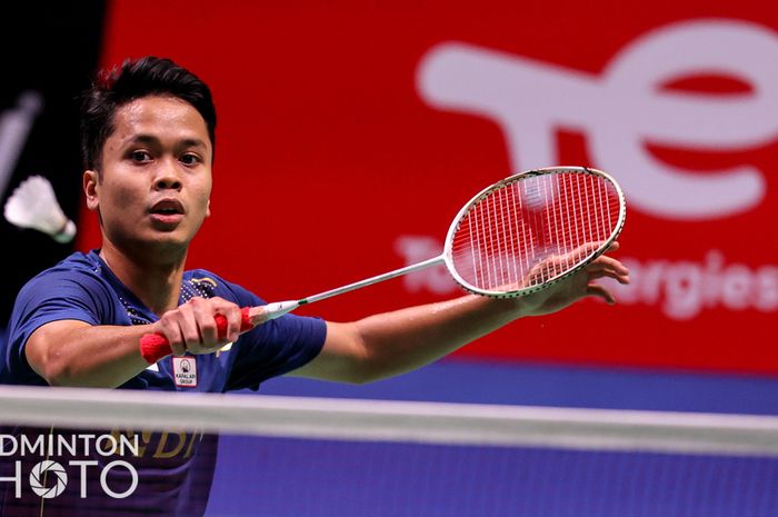 Pebulu tangkis tunggal putra Indonesia, Anthony Sinisuka Ginting, pada partai ketiga lafa terakhir Grup C melawan Denmark di Energiaa Areena, Rabu (29/9/2021).