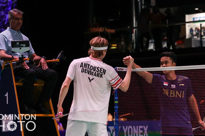 Pemain tunggal putra Denmark, Anders Antonsen, dan pemain Indonesia, Anthony Sinisuka Ginting, bersalaman setelah pertandingan pada babak penyisihan Grup C Sudirman Cup 2021 di Energia Areena, Vantaa, Finlandia, 29 September 2021.