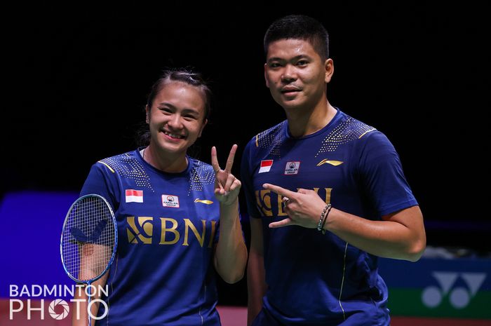 Pasangan ganda campuran Indonesia, Praveen Jordan/Melati Daeva Oktavianti, berpose setelah memastikan kemenangan Indonesia 3-2 atas Denmark pada laga terakhir Grup C Sudirman Cup 2021 di Energia Areena, Vantaa, Finlandia, Rabu (29/9/2021).