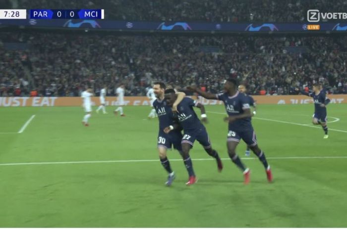 Selebrasi Idrisa Gueye usai mencetak gol dalam laga PSG vs Manchester City dalam laga lanjutan fase grup A Liga Champions musim 2021-2022, di Stadion Parc des Princes, Rabu (29/9/2021) pukul 02.00 WIB.