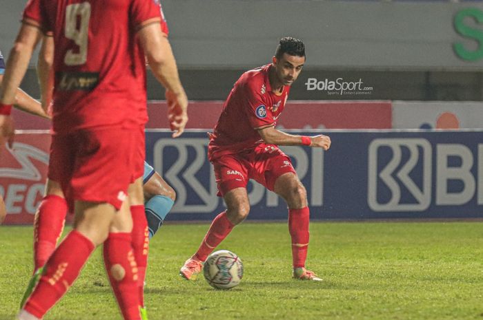 Bek Persija Jakarta, Otavio Dutra (kanan), sedang menguasai bola dalam laga pekan keempat Liga 1 2021 di Stadion Pakansari, Bogor, Jawa Barat, 24 September 2021.