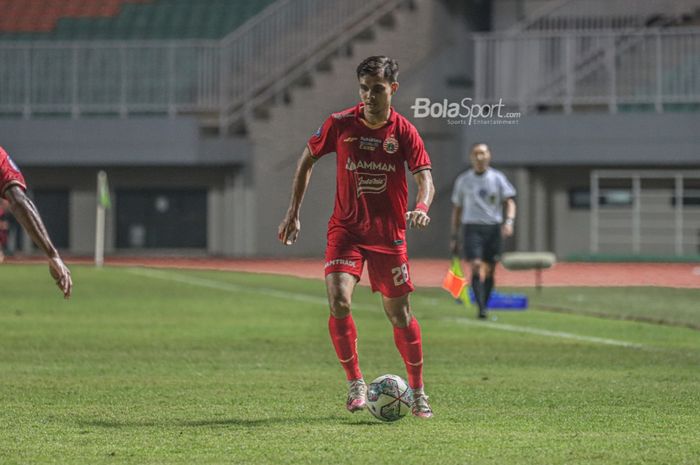 Bek sayap kiri Persija Jakarta, Rezaldi Hehanussa, sedang menguasai bola dalam laga pekan keempat Liga 1 2021 di Stadion Pakansari, Bogor, Jawa Barat, 24 September 2021.