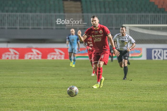 Striker Persija Jakarta, Marko Simic, nampak sedang menghampiri bola dalam laga pekan keempat Liga 1 2021 di Stadion Pakansari, Bogor, Jawa Barat, 24 September 2021.