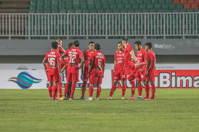 Skuat Persija Jakarta sedang melakukan briefing dalam laga pekan keempat Liga 1 2021 di Stadion Pakansari, Bogor, Jawa Barat, 24 September 2021.