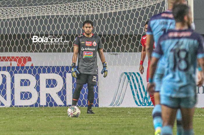 Kiper Persija Jakarta, Adixi Lenzivio, sedang menguasai bola dalam laga pekan keempat Liga 1 2021 di Stadion Pakansari, Bogor, Jawa Barat, 24 September 2021.