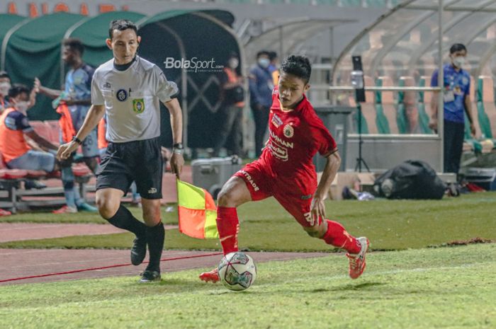 Bek sayap kanan Persija Jakarta, Ilham Rio Fahmi, sedang menguasai bola dalam laga pekan keempat Liga 1 2021 di Stadion Pakansari, Bogor, Jawa Barat, 24 September 2021.