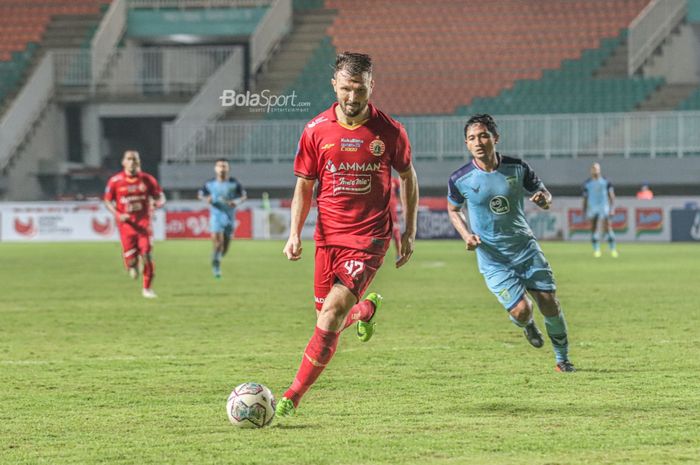 Bek sayap kanan Persija Jakarta, Marco Motta (kiri), sedang menguasai bola dalam laga pekan keempat Liga 1 2021 di Stadion Pakansari, Bogor, Jawa Barat, 24 September 2021.