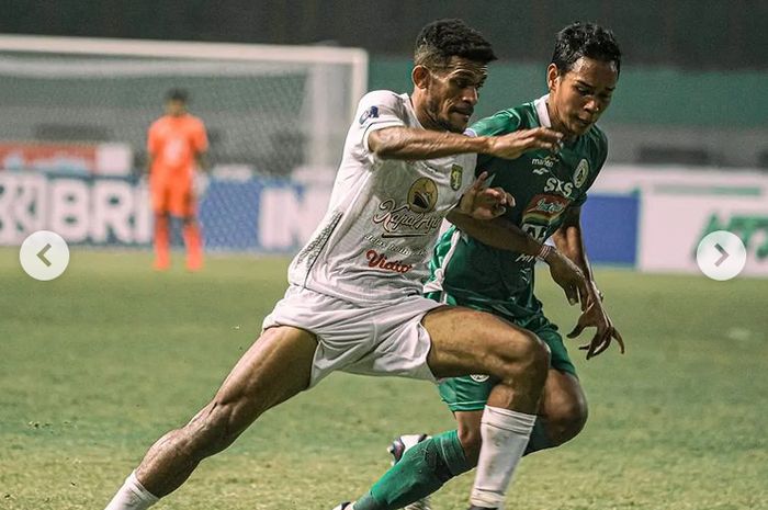 Gelandang Persebaya, Ricky Kambuaya dalam pertandingan melawan PSS Sleman di laga pekan kelima Liga 1 2021, di Stadion Wibawa Mukti, Cikarang, Bekasi, Rabu (29/9/2021).