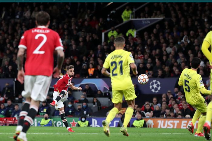 Momen gol bek Manchester United, Alex Telles ke gawang Villarreal di Liga Champions 2021-2022.