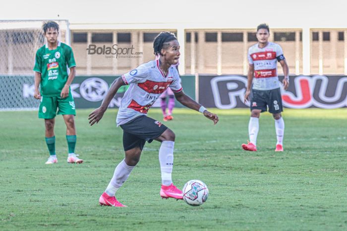 Pemain sayap kanan Madura United, Ronaldo Kwateh, sedang menguasai bola dalam laga pekan keempat Liga 1 2021 di Stadion Madya, Senayan, Jakarta, 25 September 2021.