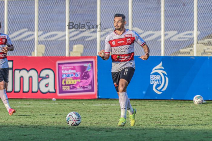 Striker Madura United, Silvio Escobar, sedang menguasai bola dalam laga pekan keempat Liga 1 2021 di Stadion Madya, Senayan, Jakarta, 25 September 2021.