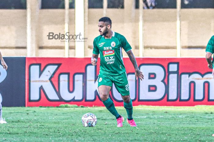 Gelandang serang PSS Sleman, Eduardo Jose Barbosa da Silva alias Juninho, sedang menguasai bola dalam laga pekan keempat Liga 1 2021 di Stadion Madya, Senayan, Jakarta, 25 September 2021.