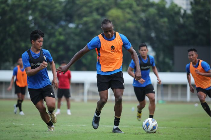 Pemain Naturalisasi asal Nigeria, Victor Igbonefo saat menjalani TC timnas Indonesia jelang play-off Kualifikasi Piala Asia 2023, di Stadion Madya, Senayan, Jakarta Pusat, Minggu (30/9/2021)