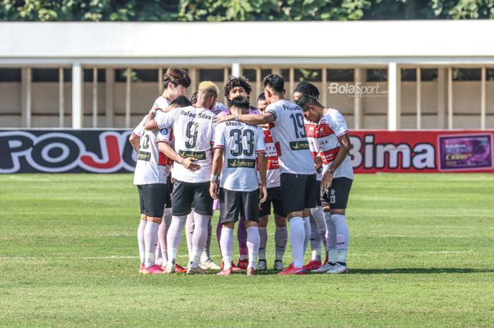 Skuat Madura United sedang melakukan briefing dalam laga pekan keempat Liga 1 2021 di Stadion Madya, Senayan, Jakarta, 25 September 2021.