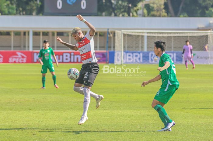 Gelandang Madura United, Hugo Gomes Dos Santos Silva alias Jaja (kiri), sedang menguasai bola dalam laga pekan keempat Liga 1 2021 di Stadion Madya, Senayan, Jakarta, 25 September 2021.