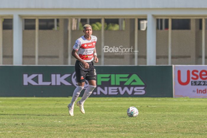 Gelandang serang Madura United, Hugo Gomes Dos Santos Silva alias Jaja, sedang menguasai bola dalam laga pekan keempat Liga 1 2021 di Stadion Madya, Senayan, Jakarta, 25 September 2021.