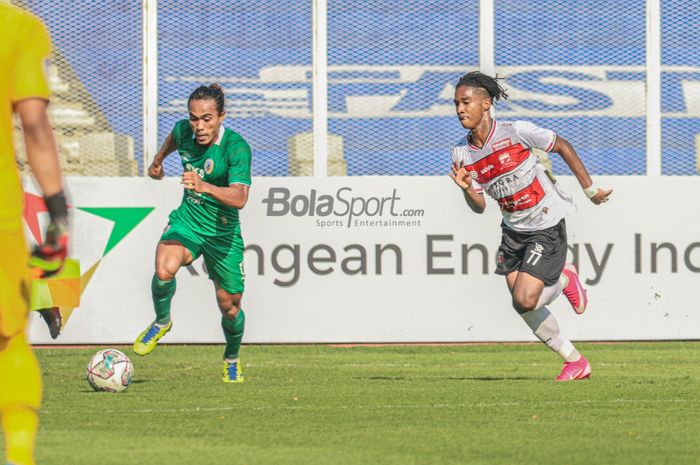 Pemain sayap kanan Madura United, Ronaldo Kwateh (kanan) dan bek PSS Sleman, Samsul Arifin (kiri), sedang mengejar bola dalam laga pekan keempat Liga 1 2021 di Stadion Madya, Senayan, Jakarta, 25 September 2021.