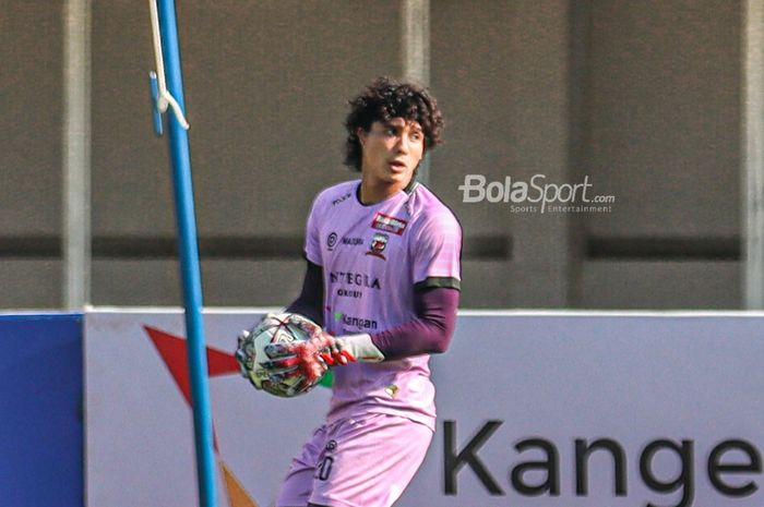 Kiper Madura United, Muhammad Ridho, sedang menguasai bola dalam laga pekan keempat Liga 1 2021 di Stadion Madya, Senayan, Jakarta, 25 September 2021.