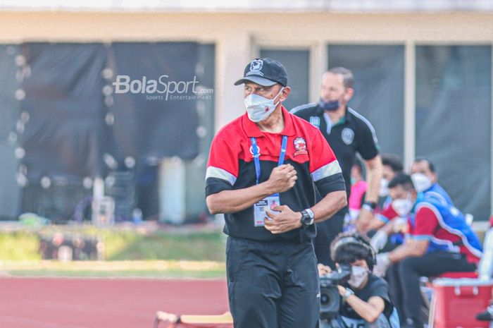 Pelatih Madura United, Rahmad Darmawan, sedang memantau para pemainnya dalam laga pekan keempat Liga 1 2021 di Stadion Madya, Senayan, Jakarta, 25 September 2021.