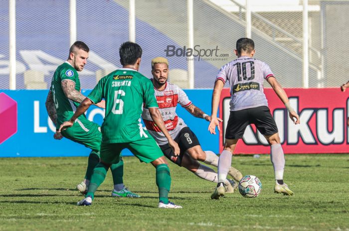 Penyerang Madura United, Rafael Silva (tengah), sedang mengoper bola dalam laga pekan keempat Liga 1 2021 di Stadion Madya, Senayan, Jakarta, 25 September 2021.