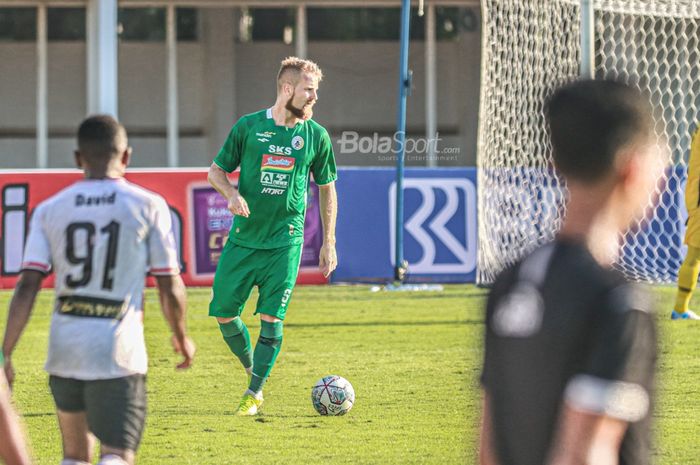 Bek PSS Sleman, Mario Maslac, sedang menguasai bola Gelandang PSS Sleman, Kim Kurniawan, sedang menguasai bola dalam laga pekan keempat Liga 1 2021 di Stadion Madya, Senayan, Jakarta, 25 September 2021.