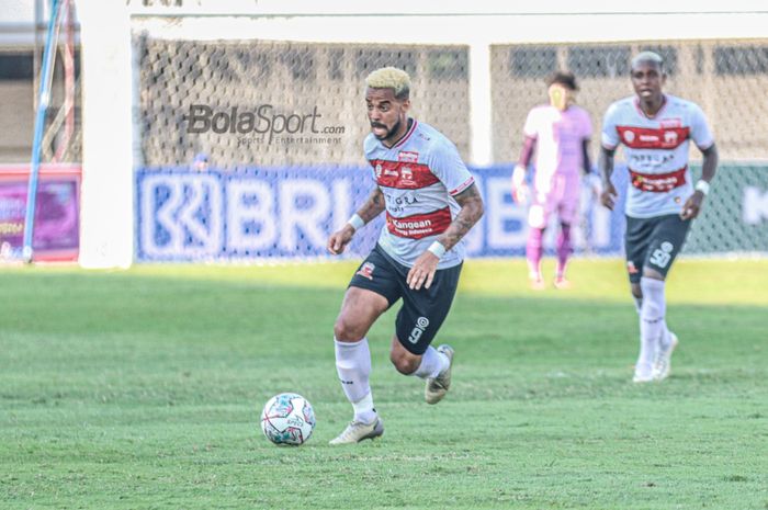 Penyerang Madura United, Rafael Silva, sedang menguasai bola dalam laga pekan keempat Liga 1 2021 di Stadion Madya, Senayan, Jakarta, 25 September 2021.